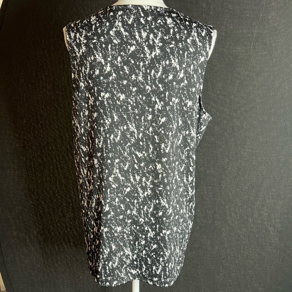 89th & Madison black and white top. Size large. Good condition. - Picture 2 of 4